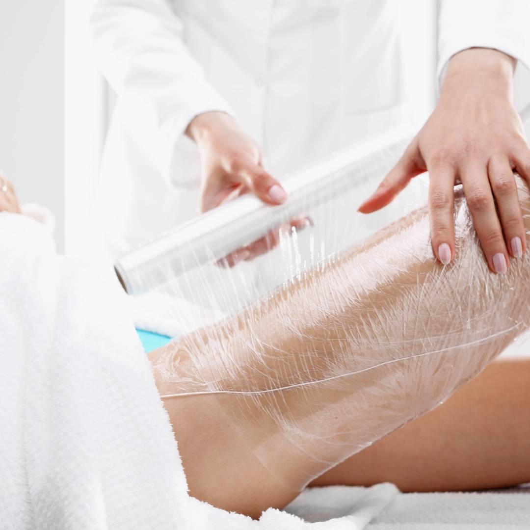 Cryothérapie, enveloppement d'un gel à effet froid intense au niveau des membres inférieurs