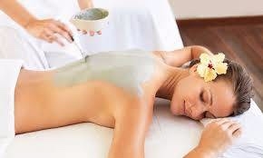 Application localisée de boue auto-chauffante pour une action minceur, anti-cellulite